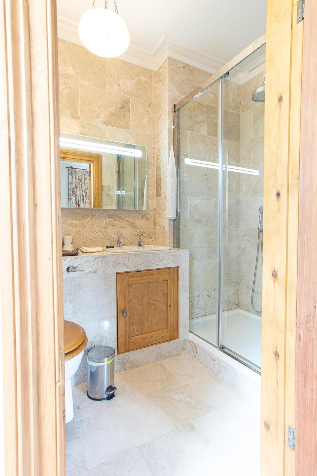 Taldraeth - Old Vicarage Guest House Penrhyndeudreath Room photo